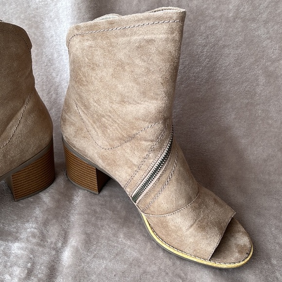 White Mountain Dara Peep Toe Faux Suede Ankle Boots, Size 9.5M - Picture 6 of 15